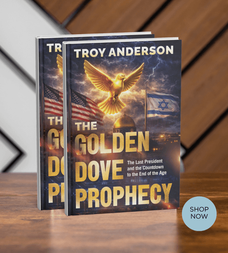 木桌上擺放著兩本 Troy Anderson(特洛伊·安德森)的著作《金鴿預言》。