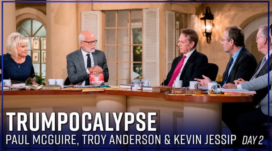 多位評論員在攝影棚圓桌旁,針對《Trumpocalypse》一書進行專題討論。